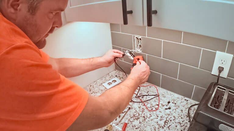 Electrician In Huxley